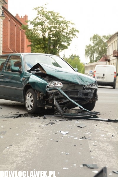 Dwa auta zderzyły się tuż przed mostem