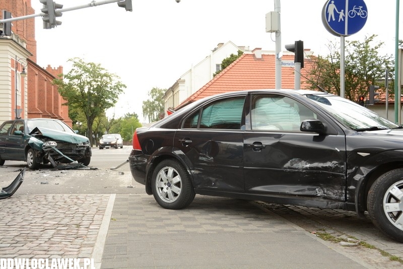 Dwa auta zderzyły się tuż przed mostem