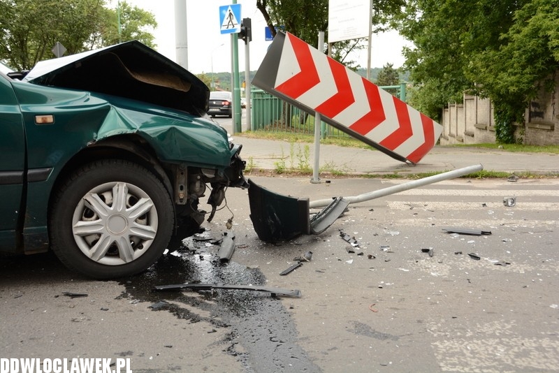 Dwa auta zderzyły się tuż przed mostem