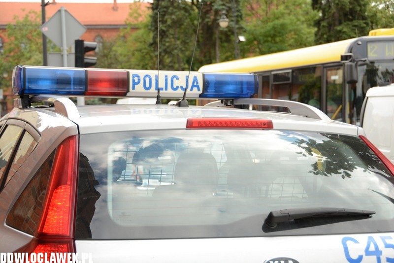 Dwa auta zderzyły się tuż przed mostem