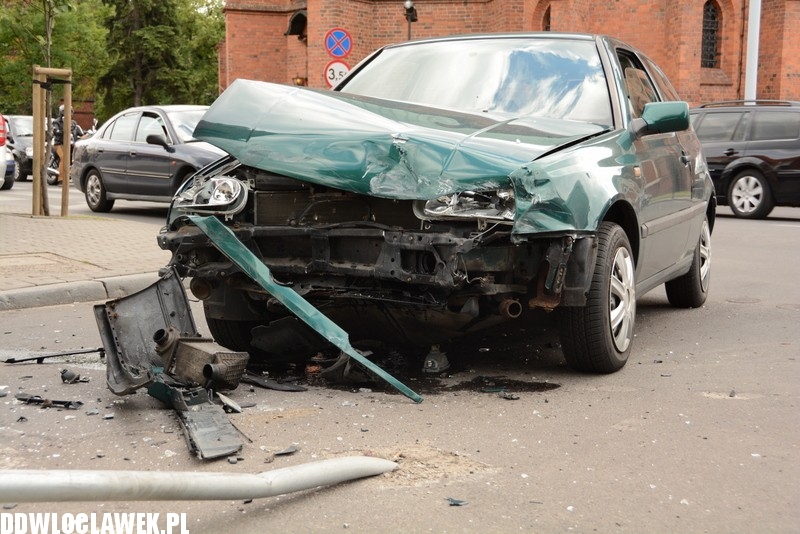 Dwa auta zderzyły się tuż przed mostem