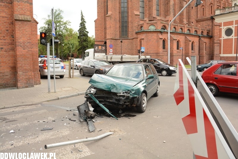 Dwa auta zderzyły się tuż przed mostem