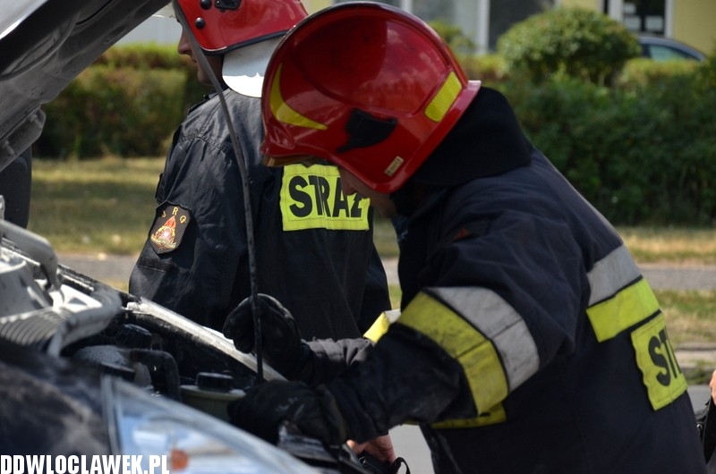Kolizja i pożar auta na ul. Polnej