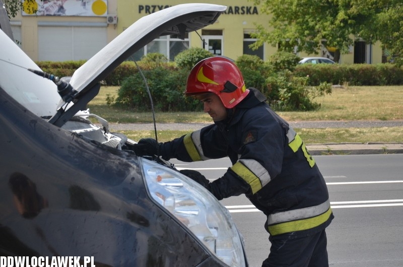 Kolizja i pożar auta na ul. Polnej