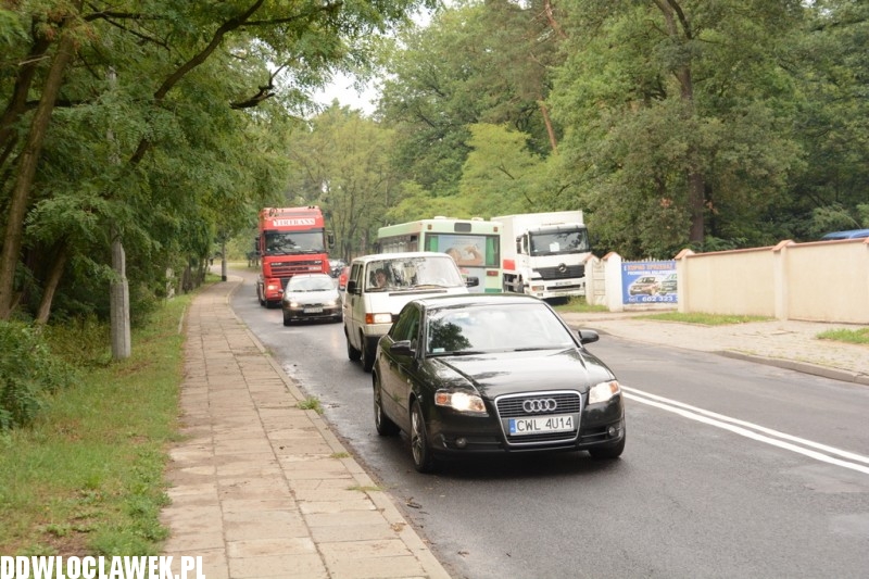 Kolizja dwóch aut na ulicy Lipnowskiej