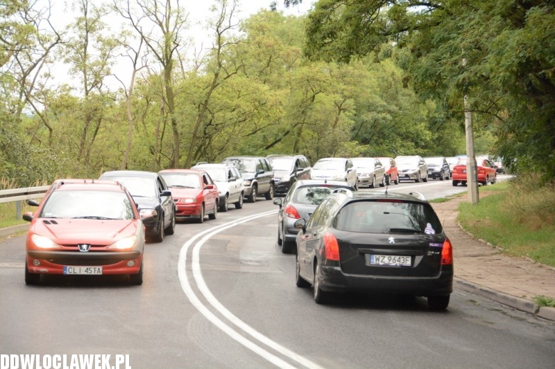 Kolizja dwóch aut na ulicy Lipnowskiej