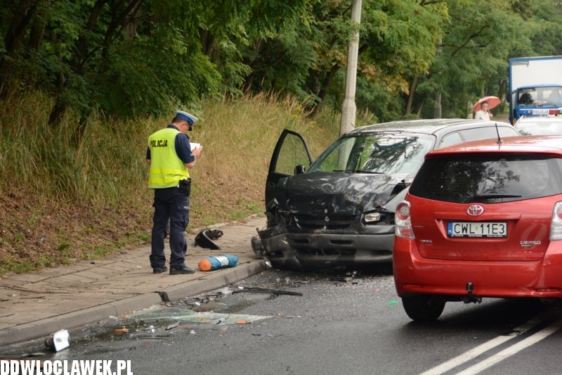 Kolizja dwóch aut na ulicy Lipnowskiej