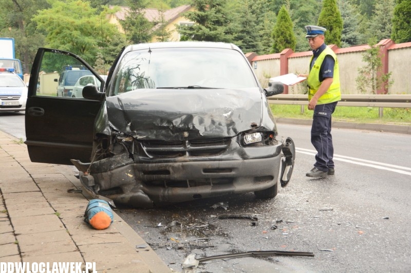 Kolizja dwóch aut na ulicy Lipnowskiej