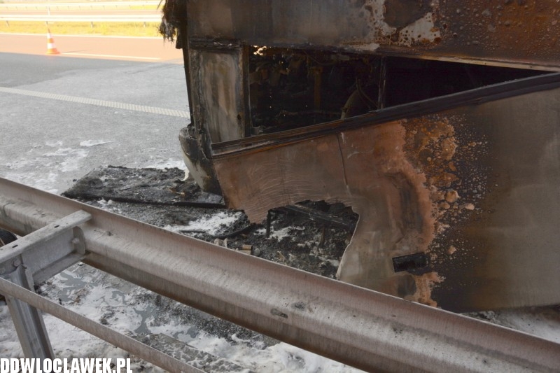 Autobus spłonął na autostradzie