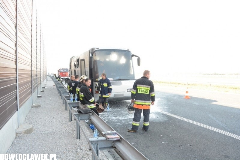 Autobus spłonął na autostradzie