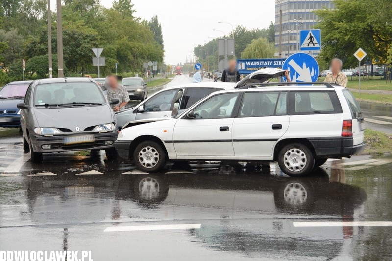 Trzy auta zderzyły się na skrzyżowaniu