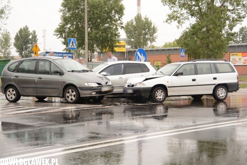 Trzy auta zderzyły się na skrzyżowaniu