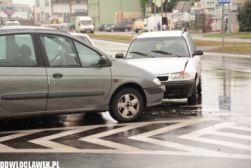 Trzy auta zderzyły się na skrzyżowaniu