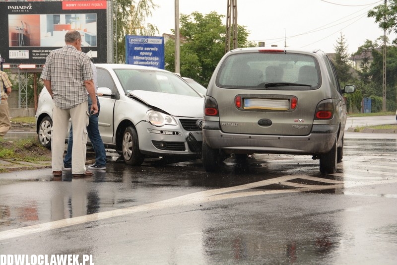 Trzy auta zderzyły się na skrzyżowaniu