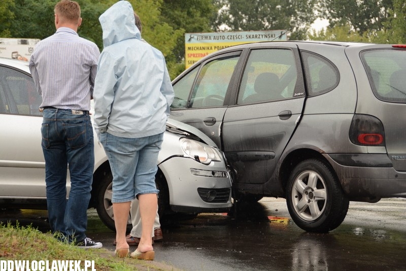 Trzy auta zderzyły się na skrzyżowaniu