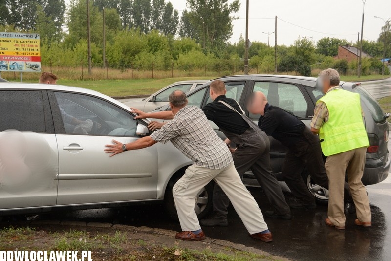 Trzy auta zderzyły się na skrzyżowaniu