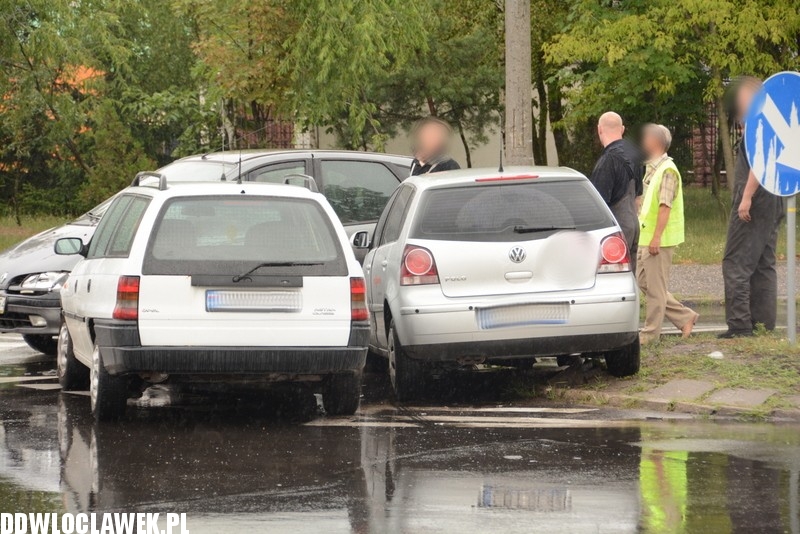 Trzy auta zderzyły się na skrzyżowaniu