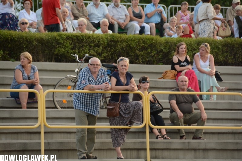 Kapela z Szaconkiem na pływającej scenie