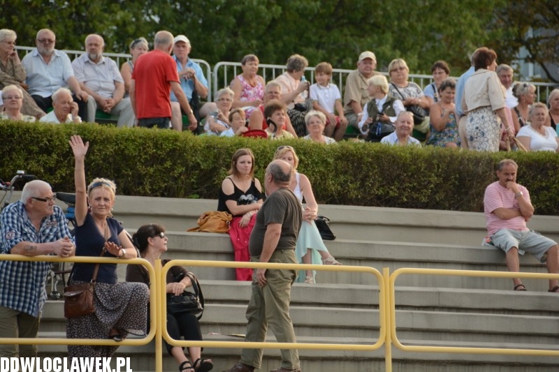 Kapela z Szaconkiem na pływającej scenie