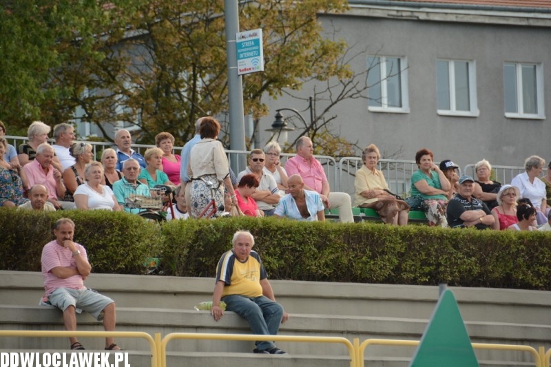 Kapela z Szaconkiem na pływającej scenie