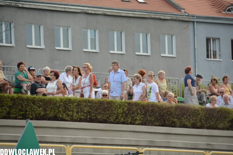 Kapela z Szaconkiem na pływającej scenie