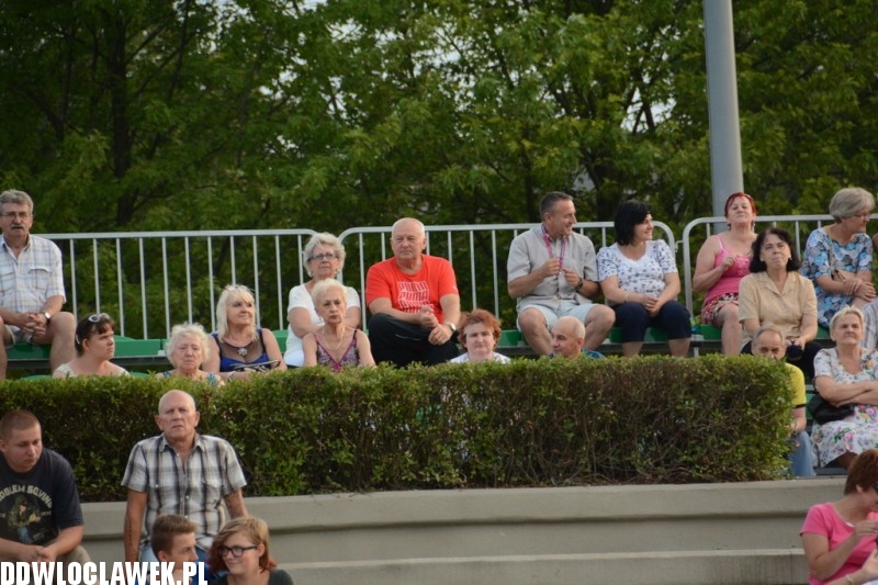 Kapela z Szaconkiem na pływającej scenie
