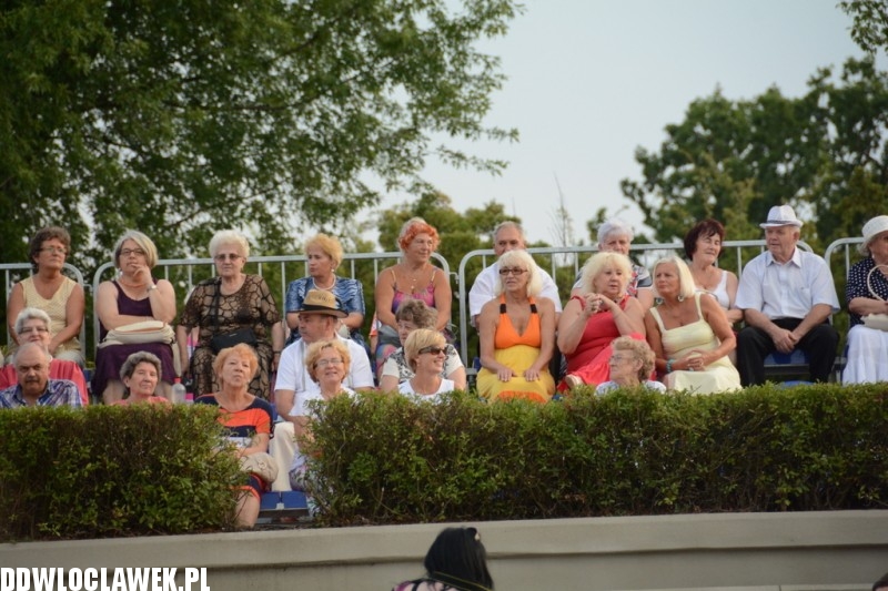 Kapela z Szaconkiem na pływającej scenie
