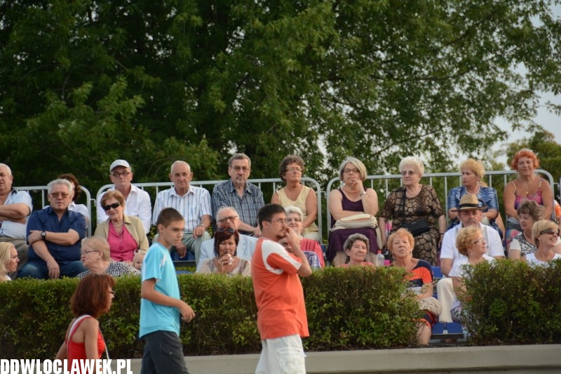 Kapela z Szaconkiem na pływającej scenie