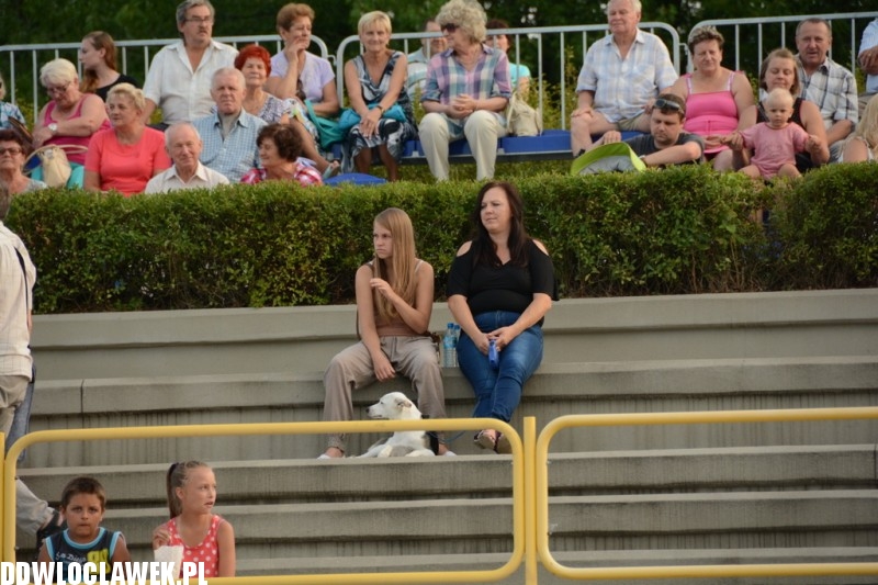 Kapela z Szaconkiem na pływającej scenie
