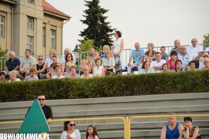 Kapela z Szaconkiem na pływającej scenie