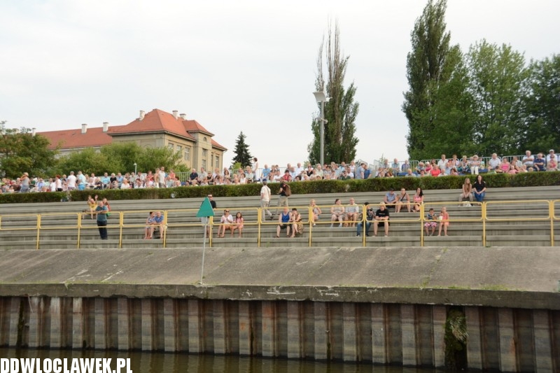 Kapela z Szaconkiem na pływającej scenie