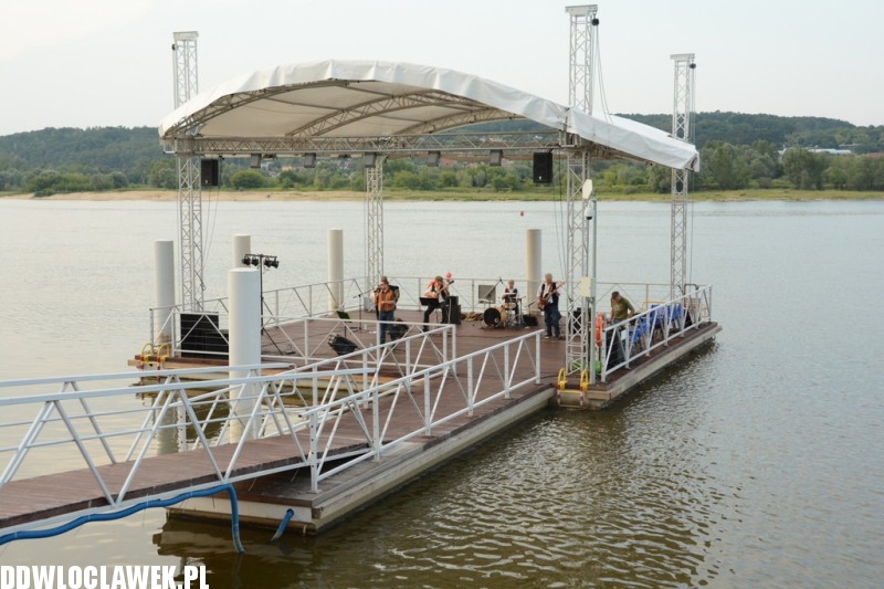 Kapela z Szaconkiem na pływającej scenie