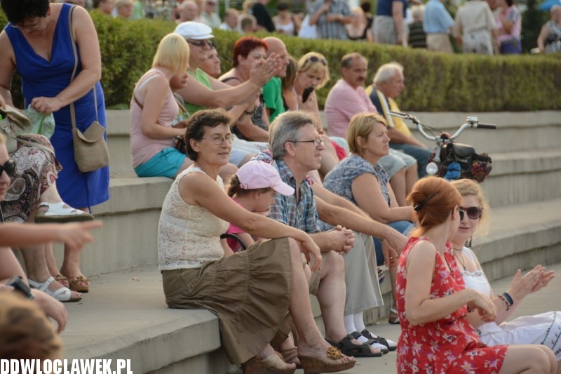 Kapela z Szaconkiem na pływającej scenie