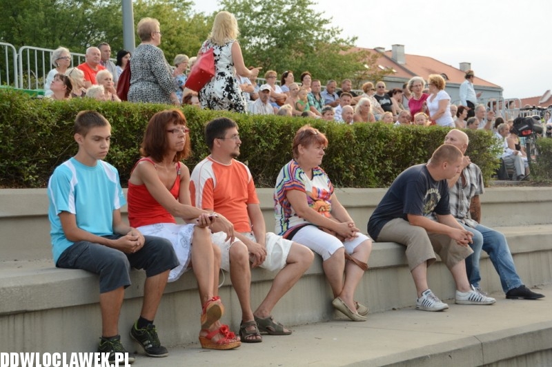 Kapela z Szaconkiem na pływającej scenie
