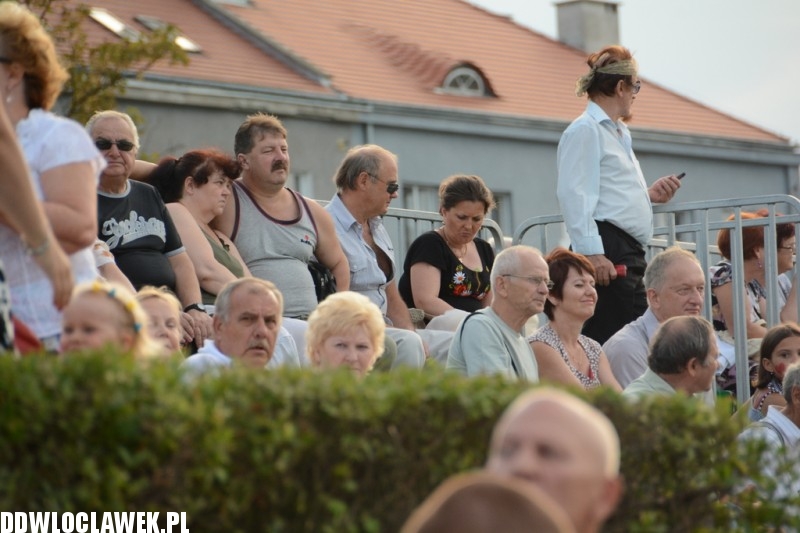 Kapela z Szaconkiem na pływającej scenie
