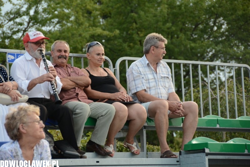 Kapela z Szaconkiem na pływającej scenie