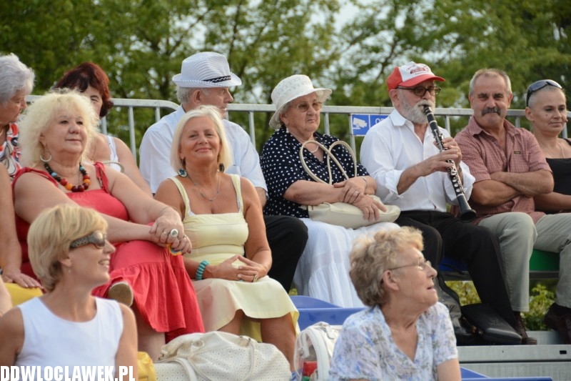 Kapela z Szaconkiem na pływającej scenie