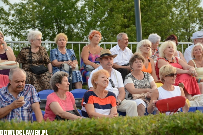Kapela z Szaconkiem na pływającej scenie