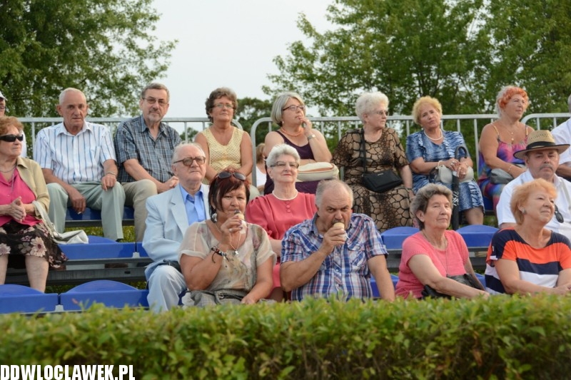 Kapela z Szaconkiem na pływającej scenie