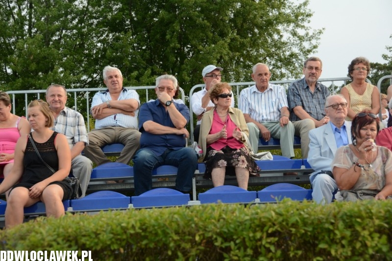 Kapela z Szaconkiem na pływającej scenie