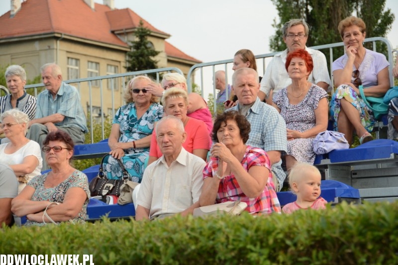 Kapela z Szaconkiem na pływającej scenie