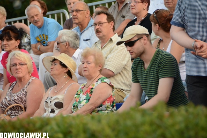 Kapela z Szaconkiem na pływającej scenie