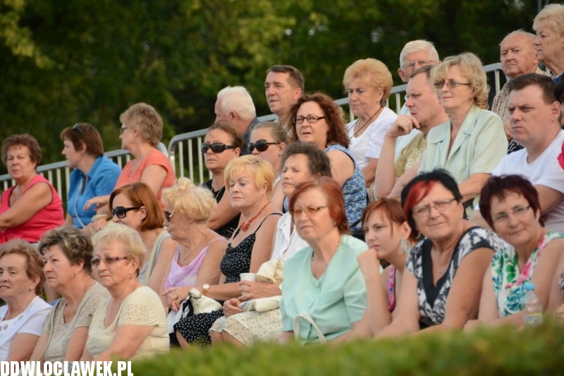 Kapela z Szaconkiem na pływającej scenie