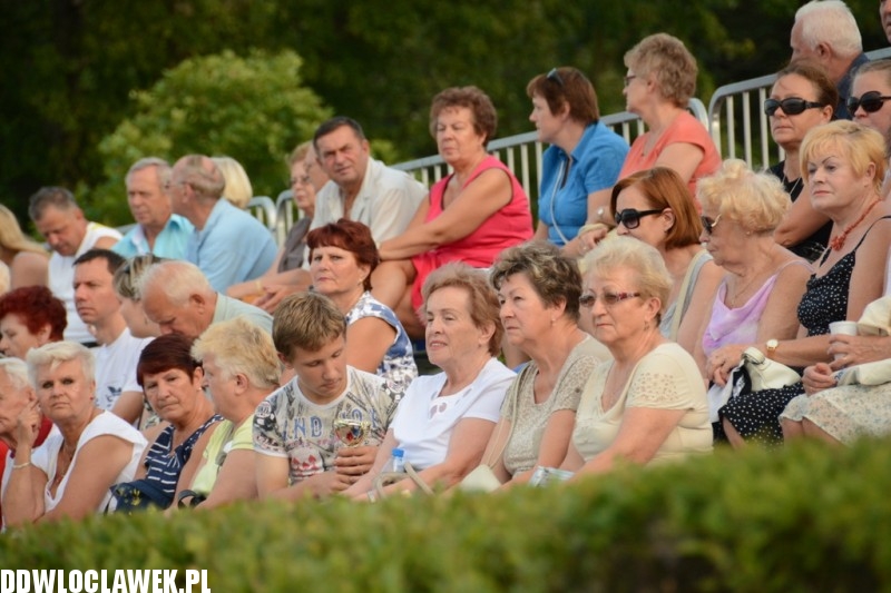 Kapela z Szaconkiem na pływającej scenie