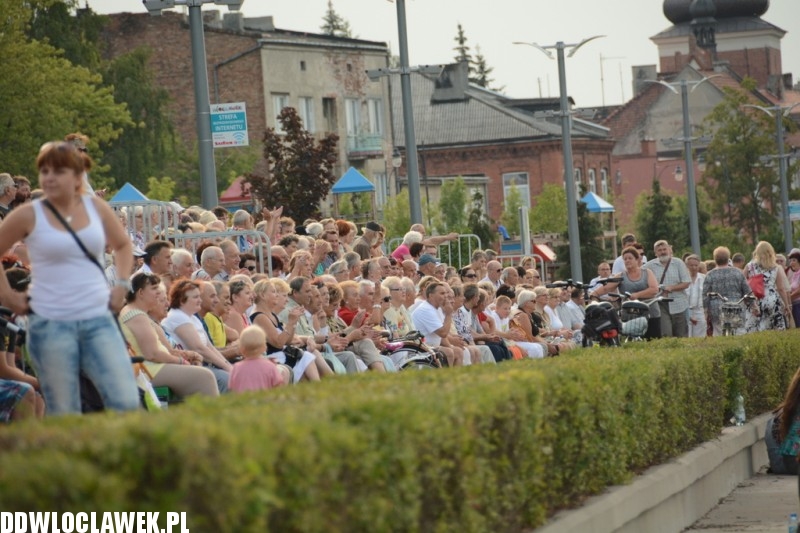Kapela z Szaconkiem na pływającej scenie