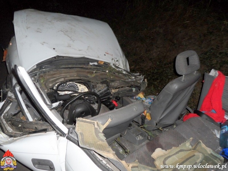 Opel astra uderzył w drzewo