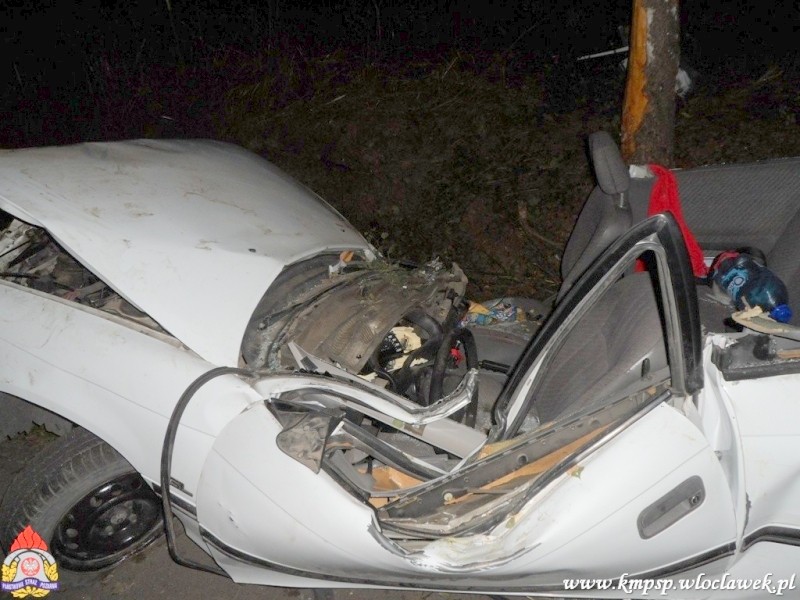 Opel astra uderzył w drzewo