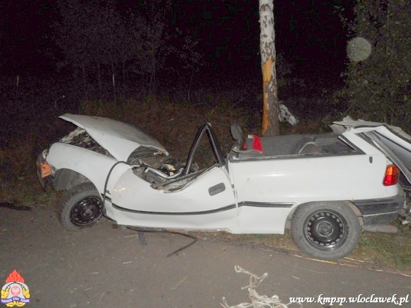 Opel astra uderzył w drzewo