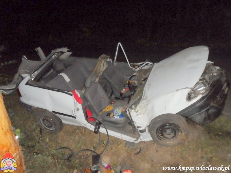 Opel astra uderzył w drzewo