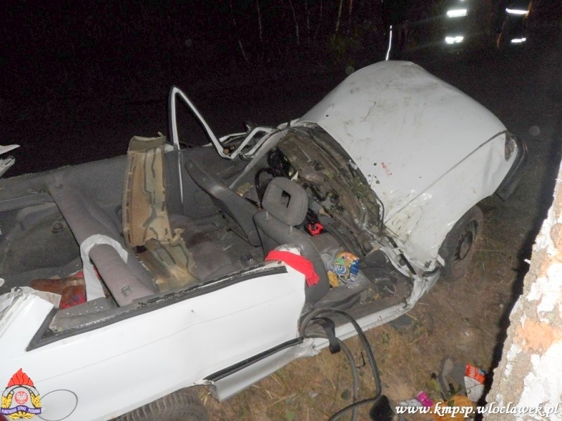 Opel astra uderzył w drzewo